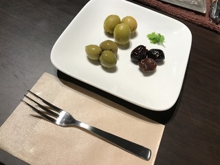 オリーブ盛り合わせ(グリーンオリーブプロバンスハーブ・ブラックオリーブプロバンスタイム、アンチョビオリーブ)