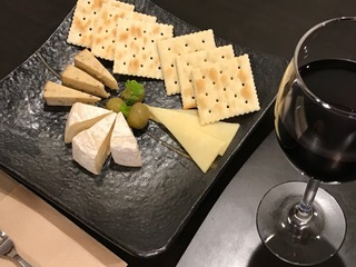 チーズの盛り合わせ(カマンベール・スモークペッパーチーズ・ゴーダチーズ)